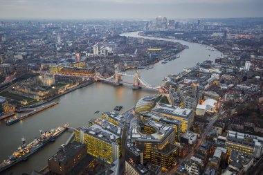 Londra, İngiltere - Londra dünya ünlü Tower Bridge, Londra Kulesi ve Canary Wharf gökdelenler alacakaranlıkta görünümünü hava manzarası