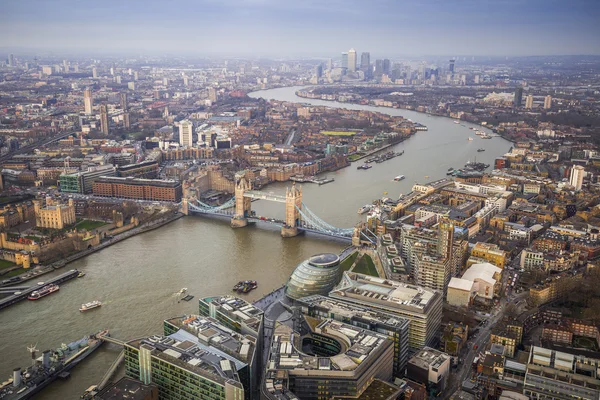 Londres, Inglaterra - Vista aérea de Londres con el emblemático Tower Bridge, la Torre de Londres y los rascacielos de Canary Wharf en una tarde nublada — Foto de Stock