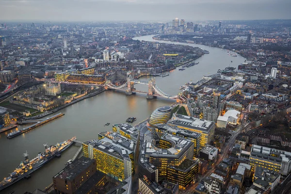 London, England - Luftaufnahme von London mit der weltberühmten Tower Bridge, dem Tower of London und den Wolkenkratzern des Kanarienvogels in der Abenddämmerung — Stockfoto