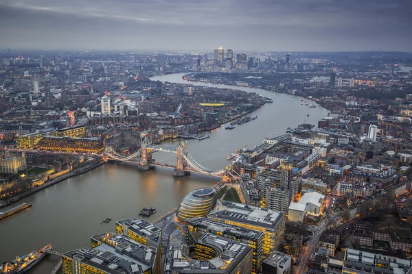 London, Anglia - légi látképére kilátást Londonban a legendás Tower Bridge, a Tower of London és a felhőkarcolók, a Canary Wharf alkonyatkor — Stock Fotó