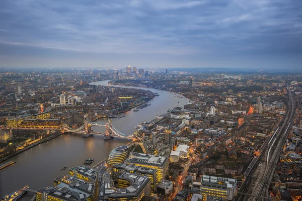 London, Anglia - légi látképére kilátást Londonban a legendás Tower Bridge, a Tower of London és a felhőkarcolók, a Canary Wharf alkonyatkor — Stock Fotó