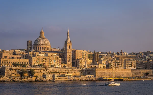 La Valeta, Malta - La hermosa Catedral de San Pablo y la antigua ciudad de La Valeta al atardecer con cielo azul claro — Foto de Stock