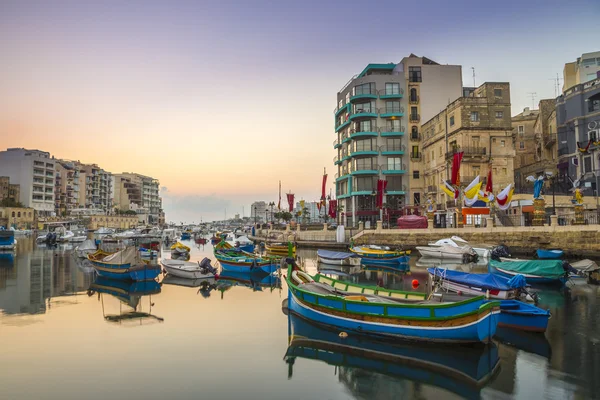 San Julián, Malta - tradicionales barcos de pesca de colores Luzzu en la bahía de Spinola al amanecer — Foto de Stock