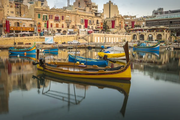 San Julián, Malta - tradicionales barcos de pesca de colores Luzzu en la bahía de Spinola al amanecer — Foto de Stock