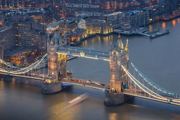 ロンドン、イギリス - 夜の世界の有名なタワー ブリッジの航空写真 — ストック写真