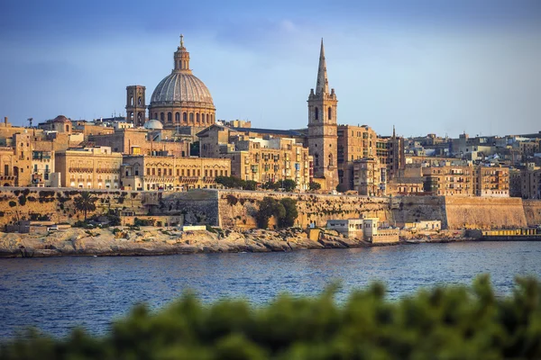 Valletta, Malta - den berömda St.Paul 's Cathedral i Valletta i solnedgången — Stockfoto