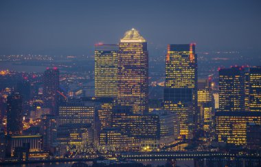 Londra, İngiltere - Canary Wharf, önde gelen iş bölgesinde Londra mavi saatte gökdelenler görünümünü manzarası