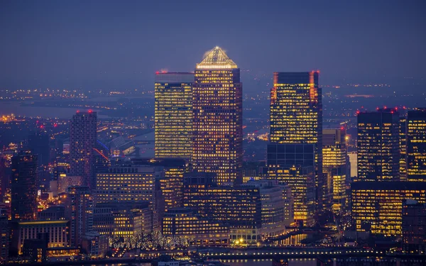 London, England - Skyline-Blick auf die Wolkenkratzer am Canary Kai, dem führenden Geschäftsviertel Londons zur blauen Stunde — Stockfoto