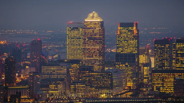 Londen, Engeland - Skyline uitzicht op de wolkenkrabbers van Canary Wharf, de toonaangevende zakelijke district van Londen op het blauwe uur — Stockfoto