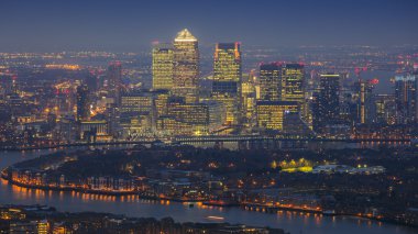 Londra, İngiltere - Doğu Londra Canary Wharf gökdelenler mavi saatte ile panoramik manzarası görmek