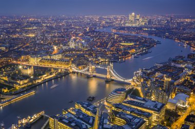 Londra, İngiltere - Londra hava manzarası görünümü. Bu görünüm Londra Kulesi, ikonik Tower Bridge, Hms Belfast gemi ve Canary Wharf gökdelenler mavi saatte içerir