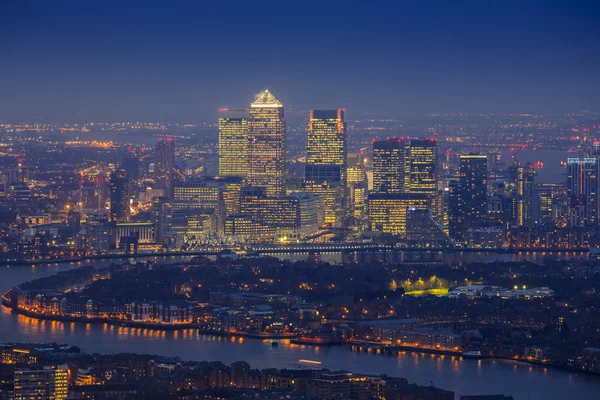 Londres, Angleterre - Vue panoramique sur l'est de Londres avec les gratte-ciel de Canary Wharf à l'heure bleue — Photo