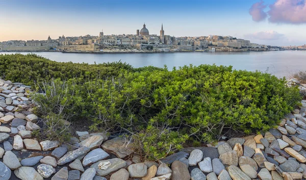 Valletta, Malta - Vista panorâmica da antiga cidade de Valletta com a Catedral de São Paulo e a Baía de São Elmo no início da manhã — Fotografia de Stock