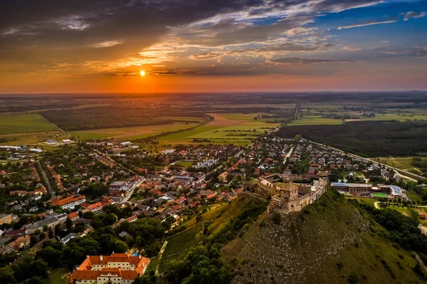 Sümeg Magyarország Légi Panoráma Híres Veszprém Megyei Sümegi Várra Naplementekor — Stock Fotó