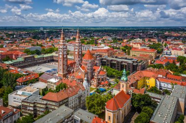 Szeged, Macaristan - Mavi gökyüzü ve bulutlarla güneşli bir yaz günü, Macar Meryem Ana Katedrali 'nin (Szeged Dom) havadan görünüşü