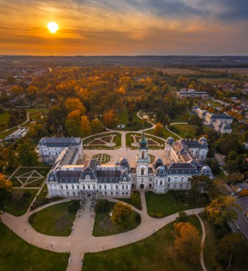 Keszthely, Macaristan - Keszthely 'nin ünlü Festetik Sarayı (Festetics Kastely) ile havadan panoramik manzarası ve altın sonbahar günbatımı