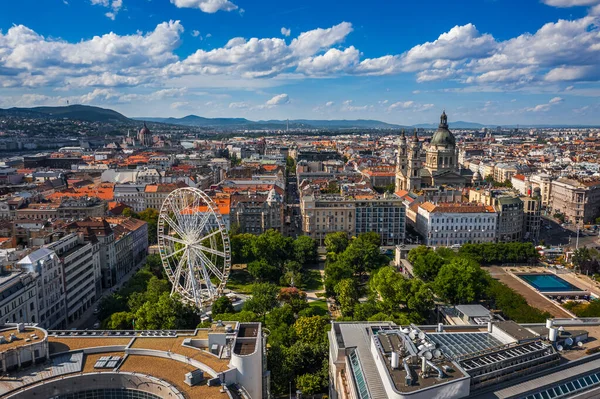 Budapeşte, Macaristan - Güneşli bir yaz gününde Budapeşte şehir merkezinin hava aracı manzarası. Bu manzarada dönme dolabı olan Elisabeth Meydanı, St. Stephen Bazilikası ve Macar Parlamento binası yer alıyor.