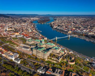 Budapeşte, Macaristan - Budapeşte 'nin havadan panoramik silueti. Buda Kalesi Kraliyet Sarayı, Szechenyi Zinciri Köprüsü, Parlamento Binası, Tuna Nehri ve Matthias Kilisesi güneşli bir sonbahar gününde mavi gökyüzü