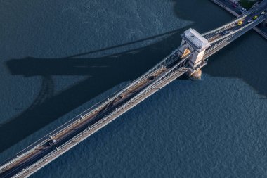 Budapeşte, Macaristan - Günbatımında Tuna Nehri üzerinde köprü gölgesi silueti ile ünlü Szechenyi Zinciri Köprüsü 'nün yukarıdan aşağı manzarası