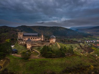 Boldogko, Macaristan - Boldogko Şatosu 'nun (Boldogko vara / Boldogkovaralja) sonbahar sezonunda Zemplen Dağları ile günbatımında mavi gökyüzü ve bulutlarla birlikte hava panoramik manzarası