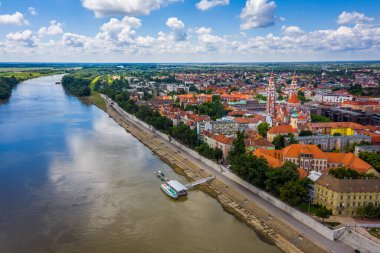 Szeged, Macaristan - Mavi gökyüzü ve bulutlarla dolu güneşli bir yaz gününde Papaz Kilisesi 'nin ve Macar Leydimizin Katedrali' nin (Szeged Dom) ve Tisza Nehri 'nin havadan görünüşü