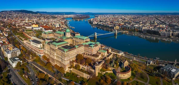 Budapeşte, Macaristan - Budapeşte 'nin havadan panoramik silueti. Buda Kalesi Kraliyet Sarayı, Szechenyi Zinciri Köprüsü, Parlamento Binası, Tuna Nehri ve Matthias Kilisesi güneşli bir sonbahar gününde mavi gökyüzü