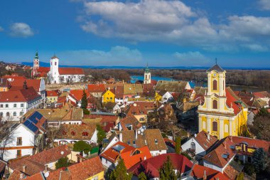 Szentendre, hungary - Belgrad Sırp Ortodoks Katedrali, Aziz John Kilisesi, Aziz Peter ve Paul Kilisesi ve mavi gökyüzü ile güneşli bir günde Szentendre kentinin havadan görünüşü