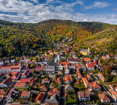 Tokaj, Macaristan - Güneşli bir sonbahar sabahı mavi gökyüzü ve bulutlarla Tokaj kasabasının havadan görünüşü. İsa 'nın Kalbi Kilisesi ve arka planda ünlü şarap bağlarıyla merkez meydanı.