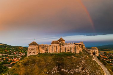Sumeg, Macaristan - Veszprem ilçesindeki ünlü Sumeg Yüksek Şatosu 'nun günbatımında gökkuşağı ve fırtına bulutları ile gökkuşağı manzarası