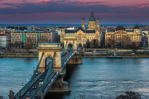 Будапешт Венгрия Знаменитый Цепной Мост Ланхид Закате Украшенный Национальными Флагами — стоковое фото