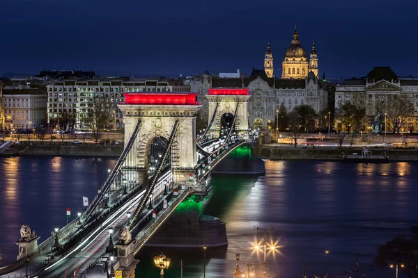 Будапешт Венгрия Всемирно Известный Освещенный Цепной Мост Lanchid Ночью Подсвеченный — стоковое фото