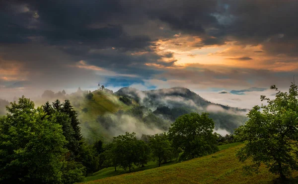 Jamnik Slovenia Magica Nebbia Estiva All Alba Nella Chiesa Jamnik — Foto Stock