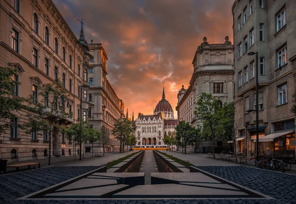 Будапешт Венгрия Мемориал Национального Единства Парламента Венгрии Традиционным Желтым Трамваем — стоковое фото