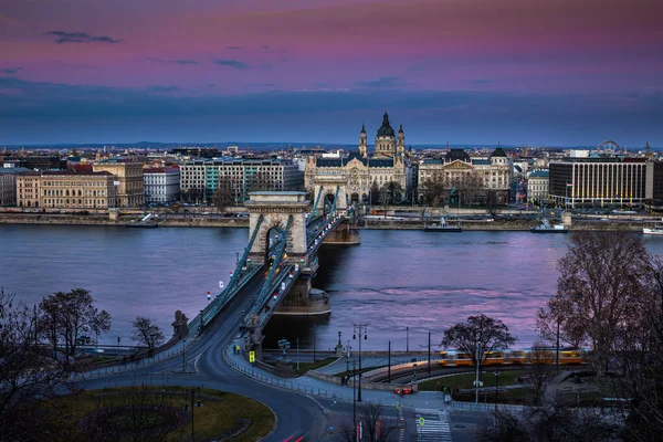 Будапешт Венгрия Цепной Мост Закате Украшенный Национальными Флагами Честь Дня — стоковое фото