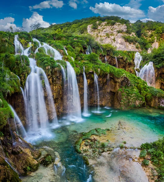 克罗地亚Plitvice 美丽的Plitvice湖瀑布 Plitvicka Jezera 位于Plitvice国家公园 在晴朗的夏日 绿叶和碧绿的水 — 图库照片
