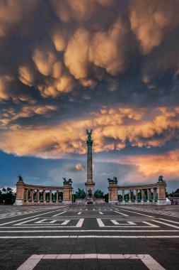 Budapeşte, Macaristan - Eşsiz mammatus bulutları Budapeşte 'deki Kahramanlar Meydanı Milenyum Anıtı üzerinde sağanak yağış sonrasında yaz öğleden sonra günbatımında