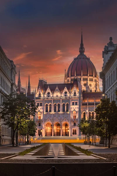 匈牙利布达佩斯 匈牙利国家统一纪念馆 闪烁着传统的黄色有轨电车的光芒 美丽的夏日落日的天空和黄昏的云彩 — 图库照片