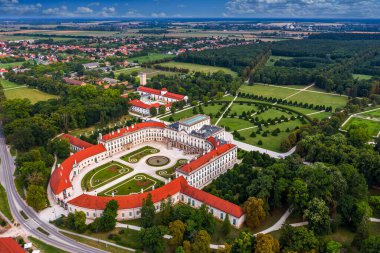 Fertod, Macaristan - Esterhazy Kalesi 'nin (Esterhazy-kastely) güzel panoramik manzarası ve güneşli bir yaz gününde Sopron yakınlarındaki Fertod bahçesinde mavi gökyüzü ve bulutlarla