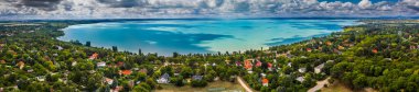 Balatonakarattya, Macaristan - Bulutlu bir yaz gününde Balatonakarattya, Balatonkenese ve Balaton Gölü 'nün havadan panoramik manzarası