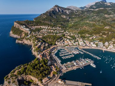 Mallorca, İspanya - Akdeniz 'in Akdeniz şehri Port de Soller' in gündüz mavi gökyüzü, yat marinası ve arka planda dağları ile hava aracı görüntüsü