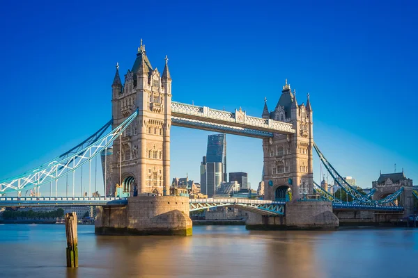 Tower bridge adlı gündoğumu ile açık mavi gökyüzü, Londra, İngiltere