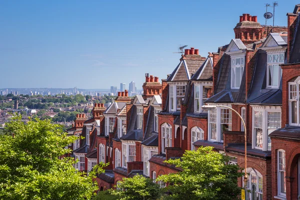 Tégla családi házak Muswell Hill és a panoráma a londoni Canary Wharf, London, Egyesült Királyság — Stock Fotó