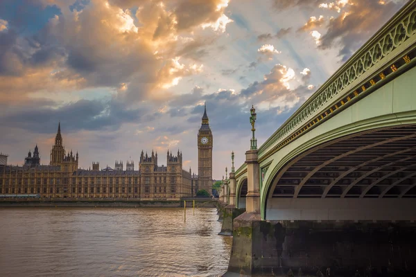 Μπιγκ Μπεν, Κοινοβουλίου και Westminster γέφυρα με όμορφο ουρανό, Λονδίνο, Ηνωμένο Βασίλειο — Φωτογραφία Αρχείου