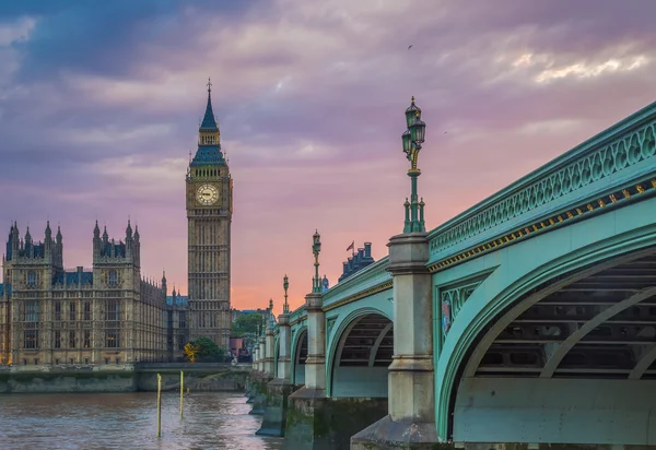 Gün batımında, Londra, İngiltere'de Big Ben ile Westminster Bridge