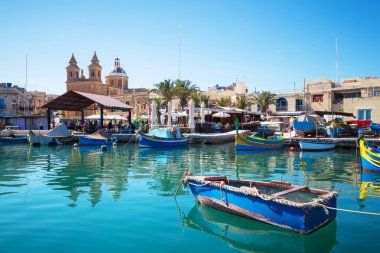 MARSAXLOKK piyasa ile geleneksel renkli balıkçı tekneleri, Malta