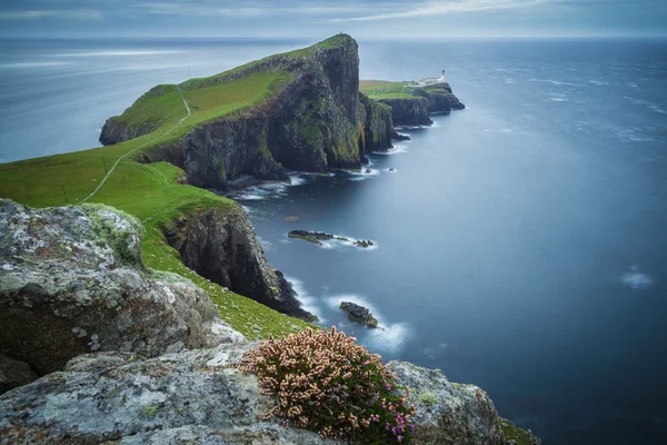 Nester Punkt Leuchtturm an einem bewölkten Tag, Insel des Himmels, Schottland, Großbritannien — Stockfoto