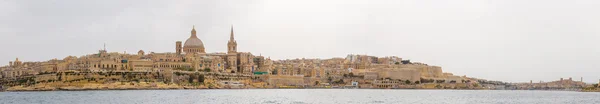 Linha do horizonte de Valletta e Catedral de St. Pauls em um tiro panorâmico à luz do dia - Malta — Fotografia de Stock