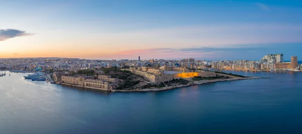 Malta ve manzarayı Fort Manoel Valletta dan mavi saatte - Malta — Stok fotoğraf