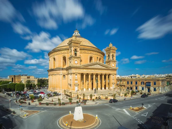 Larga exposición sobre el famoso Mosta Dome con nubes en movimiento a la luz del día - Malta — Foto de Stock