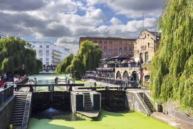 London, Büyük Britanya - 1 Ekim 2015: Camden Lock, Hampstead yol kilitler Regent's kanal Camden Town, London Borough of Camden 01 Ekim 2015 yılında elle çalıştırılan Tek Kişilik kilit olmasının.